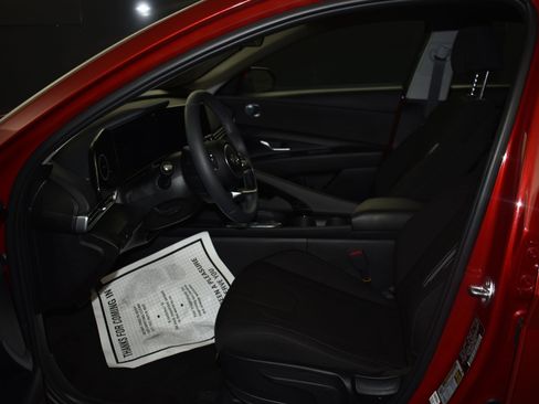 Used 2025 Hyundai Elantra SEL image 21