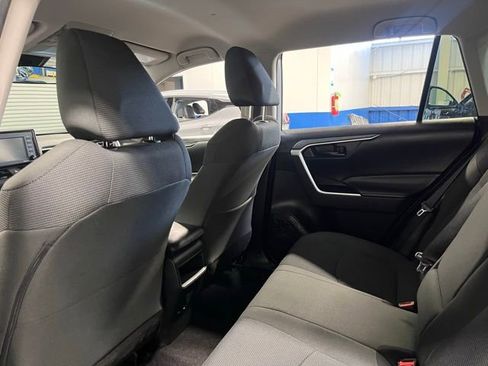 Used 2021 Toyota RAV4 LE image 17