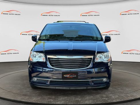 Used 2016 Chrysler Town & Country Touring w/ Driver Convenience Group FWD image 3