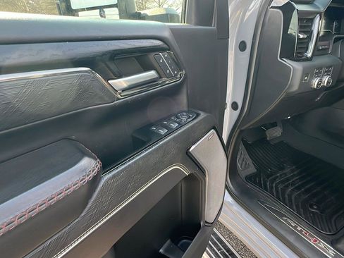 Used 2024 GMC Sierra 2500 AT4X image 12