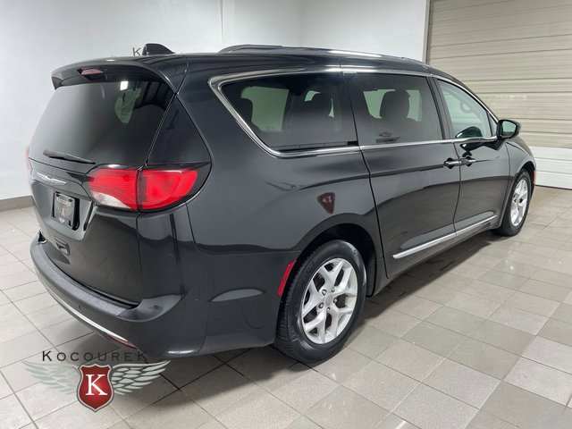 Used 2017 Chrysler Pacifica Touring-L Plus w/ Uconnect Theatre Group FWD image 7