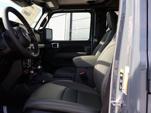 New 2026 Jeep Gladiator Mojave w/ Safety Group AWD/4WD image 22