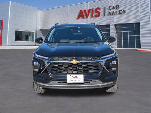 Used 2025 Chevrolet Trax LT w/ LT Convenience Package image 2