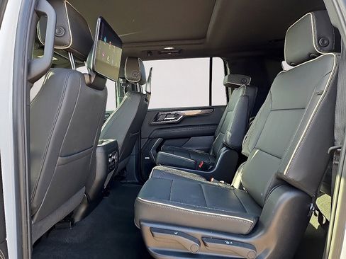 Used 2025 GMC Yukon XL Elevation w/ Elevation Premium Package AWD/4WD image 17