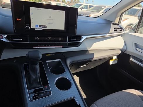 Used 2026 Toyota Sienna LE FWD image 15