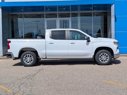 Used 2022 Chevrolet Silverado 1500 LT AWD/4WD image 2