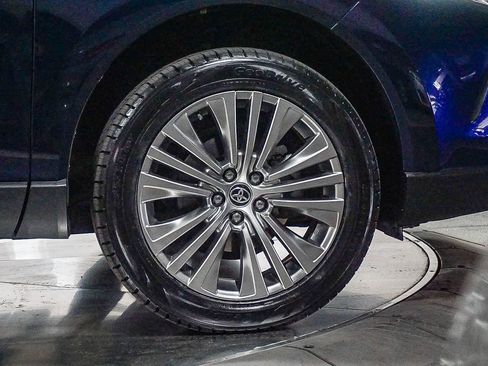 Used 2023 Toyota Venza XLE AWD/4WD image 7