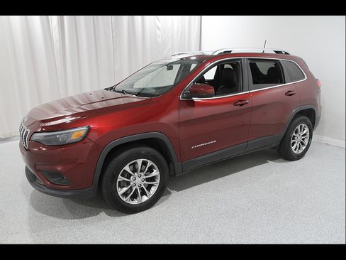 Used 2019 Jeep Cherokee Latitude Plus w/ Cold Weather Group AWD/4WD image 3