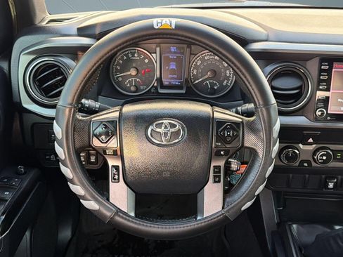 Used 2020 Toyota Tacoma TRD Off-Road AWD/4WD image 11
