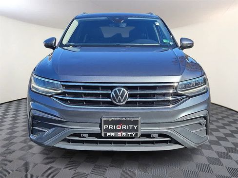 Used 2022 Volkswagen Tiguan SE w/ Panoramic Sunroof Package image 2