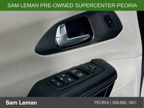 Used 2024 Chrysler Pacifica Touring-L FWD image 17