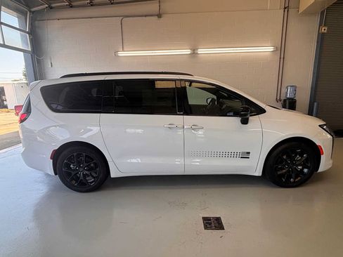 New 2027 Chrysler Pacifica Select FWD image 2