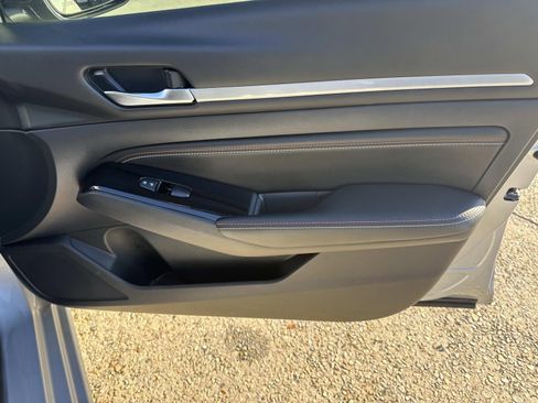 Used 2023 Nissan Altima 2.5 SR w/ SR Premium Package image 13