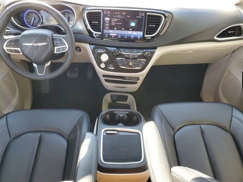 Used 2024 Chrysler Pacifica Touring-L image 24