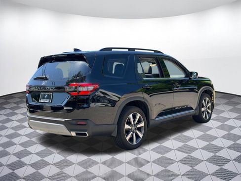 Used 2025 Honda Pilot Touring image 9