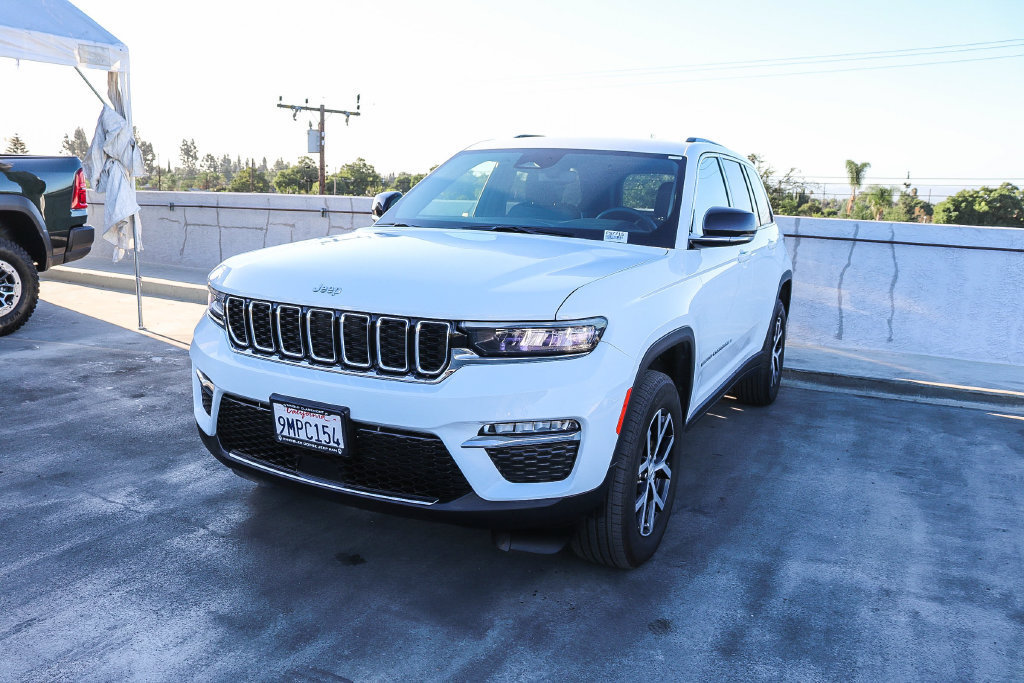 Used 2024 Jeep Grand Cherokee Limited AWD/4WD image 4