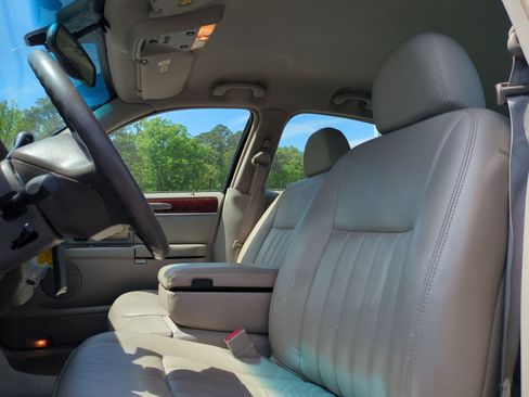 Used 2003 Lincoln Town Car Executive image 15