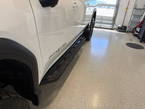 Used 2025 GMC Sierra 2500 AT4 AWD/4WD image 13