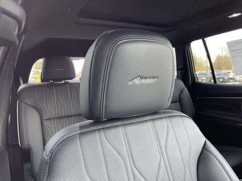 Used 2025 Buick Enclave Avenir image 41