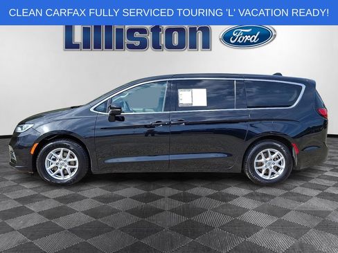 Used 2023 Chrysler Pacifica Touring-L FWD image 7