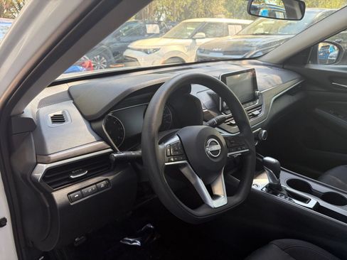 Used 2025 Nissan Altima 2.5 SV FWD image 34