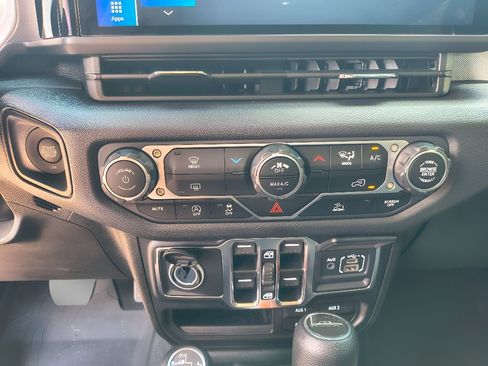 Used 2024 Jeep Gladiator Sport AWD/4WD image 19