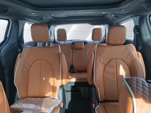 New 2026 Chrysler Pacifica Pinnacle image 14