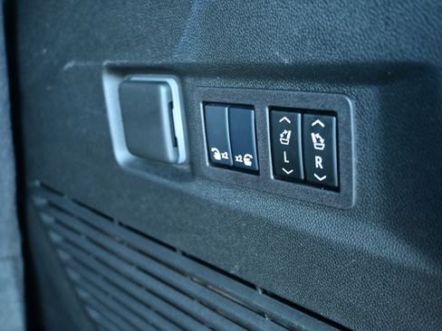 Used 2024 Chevrolet Tahoe High Country image 15