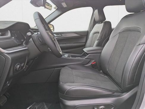 New 2025 Jeep Grand Cherokee L Altitude image 4