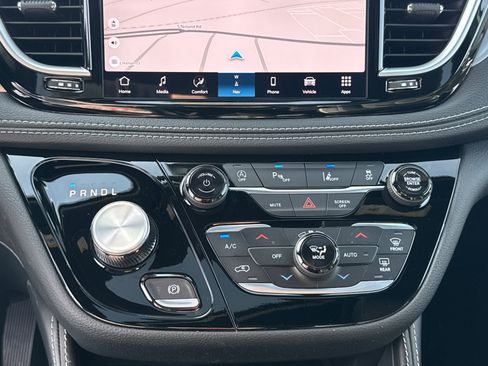 New 2026 Chrysler Pacifica Limited FWD image 14