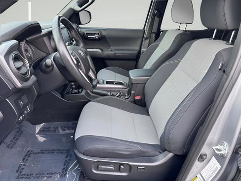 Used 2021 Toyota Tacoma TRD Sport w/ Technology Package image 12