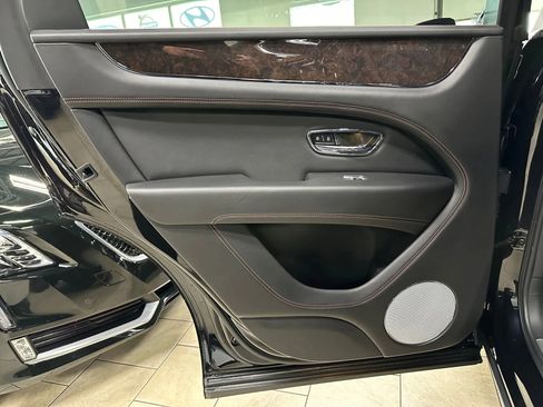 Used 2021 Bentley Bentayga image 32