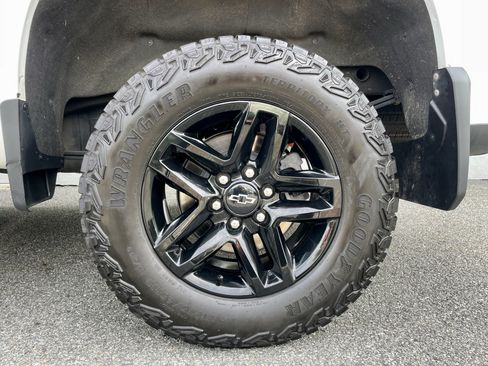 Used 2024 Chevrolet Silverado 1500 Custom Trail Boss AWD/4WD image 10