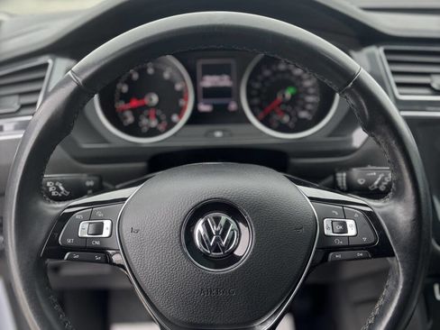 Used 2018 Volkswagen Tiguan SE w/ Panoramic Sunroof Package image 12