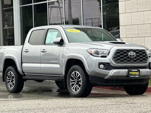 Used 2021 Toyota Tacoma TRD Sport w/ Technology Package image 2