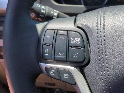 Used 2016 Toyota Highlander Limited Platinum FWD image 18