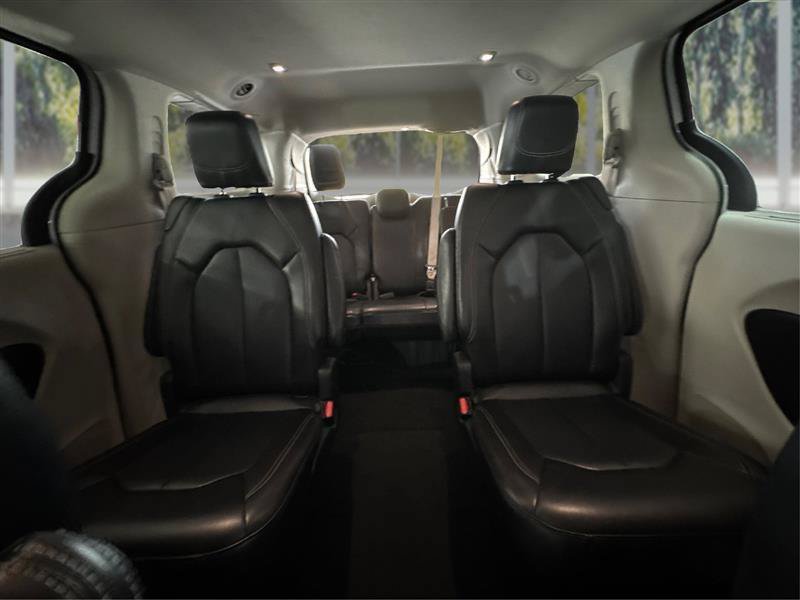 Used 2023 Chrysler Pacifica Touring-L FWD image 15