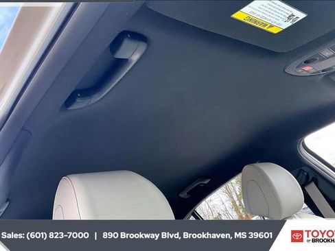 Used 2025 Genesis G70 2.5T image 16