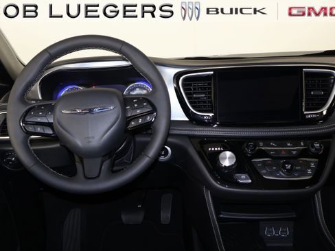 Used 2025 Chrysler Pacifica Limited image 12