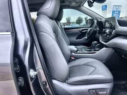 Used 2023 Toyota Highlander Platinum image 12