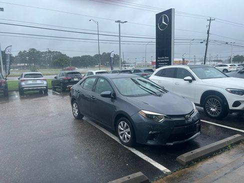 Used 2015 Toyota Corolla LE FWD image 2
