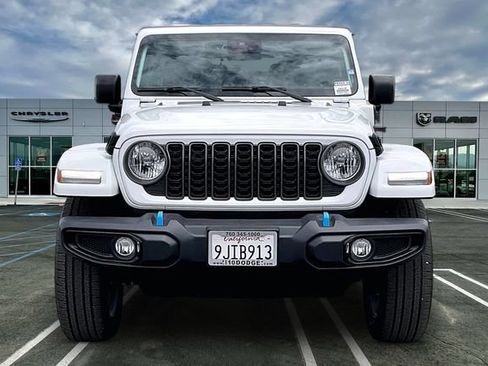 Used 2024 Jeep Wrangler Unlimited w/ Technology Group AWD/4WD image 2