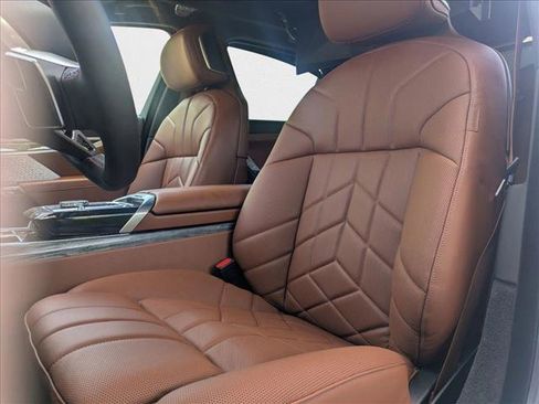 New 2025 BMW i7 M70 w/ Executive Package image 4