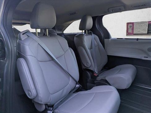 Used 2025 Toyota Sienna XLE image 19