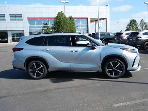 Used 2022 Toyota Highlander XSE AWD/4WD image 4