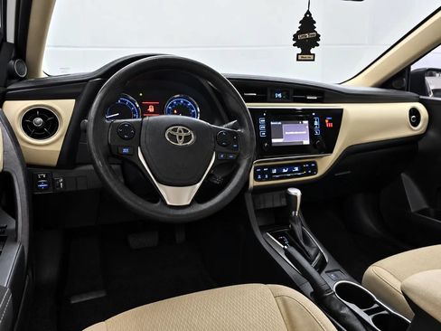 Used 2018 Toyota Corolla LE FWD image 2