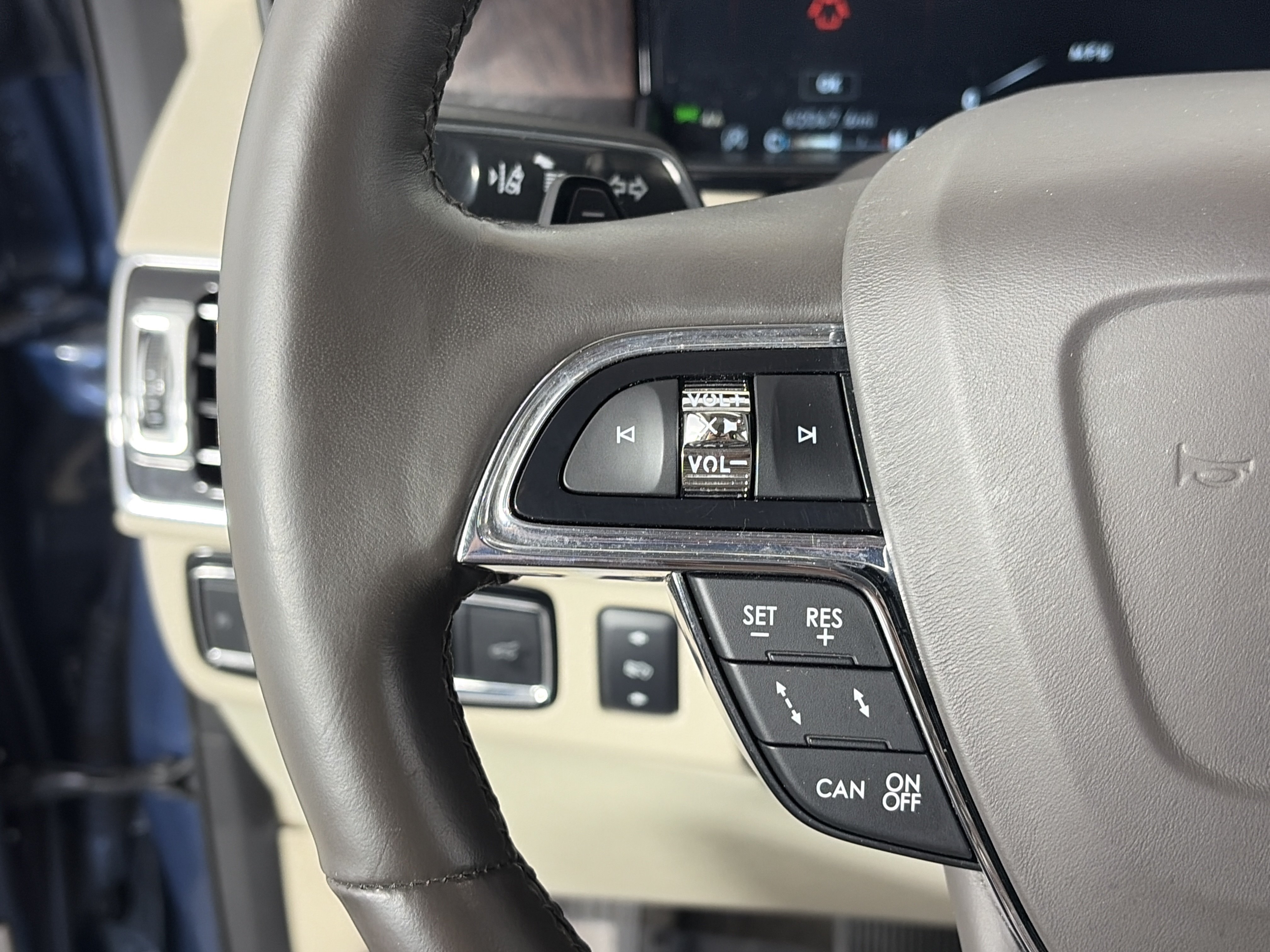 Used 2018 Lincoln Navigator Select w/ Technology Package AWD/4WD image 34