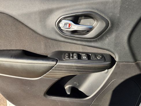 Used 2016 Jeep Cherokee Latitude w/ Comfort/Convenience Group image 32