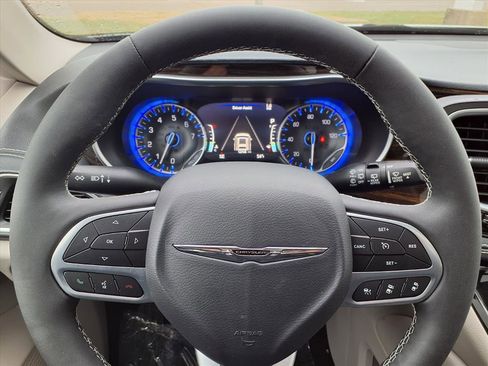 Used 2024 Chrysler Pacifica Limited image 11