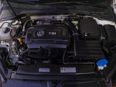 Used 2017 Volkswagen Golf SE image 9